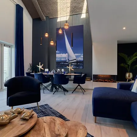 Luxury Waterfront Loft Casa de Férias