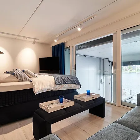 Luxury Waterfront Loft Casa de Férias